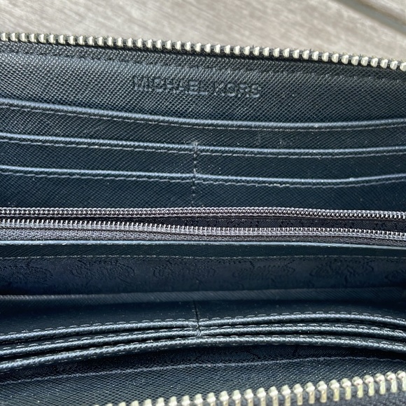 Michael Kors Mk Mono Wallet - Picture 8 of 8